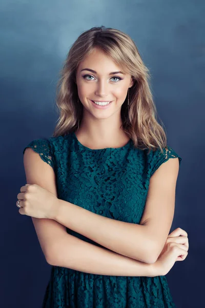 Hermosa Mujer Sonriendo Linda Chica Con Sonrisa Amistosa —  Fotos de Stock