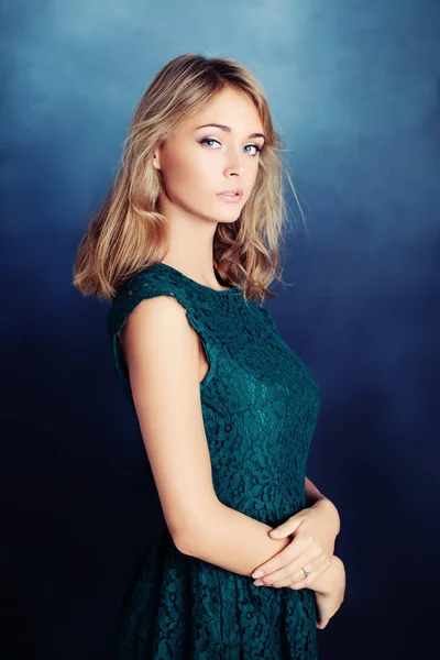 Mode Porträtt Ung Modell Kvinna Grön Klänning — Stockfoto