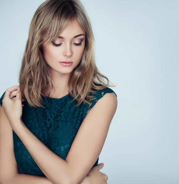 Mujer Joven Con Cabello Rubio Maquillaje Natural Sobre Fondo Blanco —  Fotos de Stock