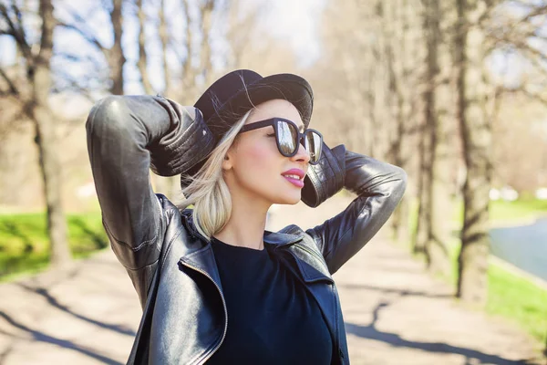 Joven Mujer Despreocupada Sonriendo Retrato Moda Aire Libre — Foto de Stock