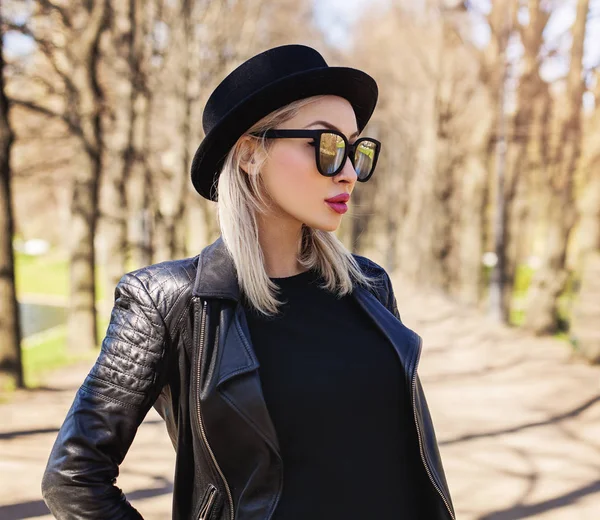 Portret Van Pretty Woman Hat Outdoors — Stockfoto