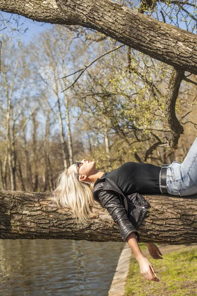 Mujer Relajándose Parque Aire Libre —  Fotos de Stock