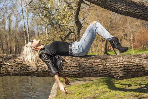 Fashion Model Vrouw Rusten Park Buitenshuis — Stockfoto