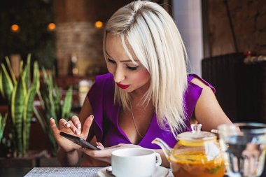 Cafe hücredeki çekici kadın