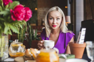 Restoran, portre neşeli kadın