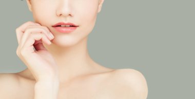 Sevimli kadın ağız Closeup gri arka plan üzerinde