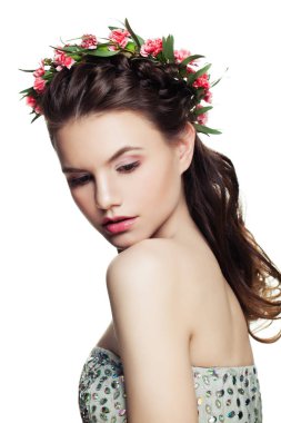 Genç kadın moda modeli ile saç modeli örgü ve makyaj üzerine beyaz izole