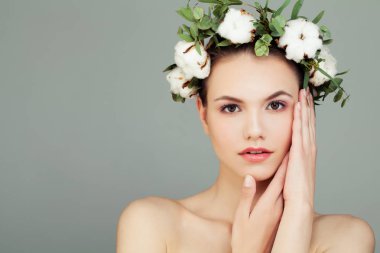 Spa modeli kadınla sağlıklı cilt ve beyaz pamuk çiçek. Cilt Bakımı, yüz tedavi ve kozmetik kavramı