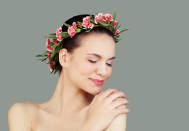 Sağlıklı cilt ve gri arka plan, Spa Güzellik çiçekler ile sevimli gülümseyen kadın