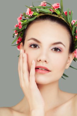 Spa modeli kadın portre portre sağlıklı cilt ve çiçeklerle,