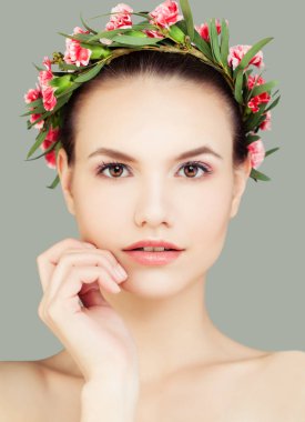 Sağlıklı cilt ve çiçekler ile genç Sevimli Kadın Spa modeli