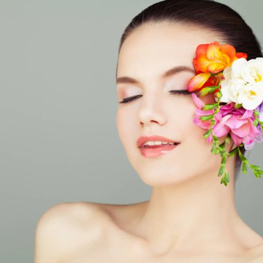 Spa kadın yüzüyle çiçekler, Closeup portre