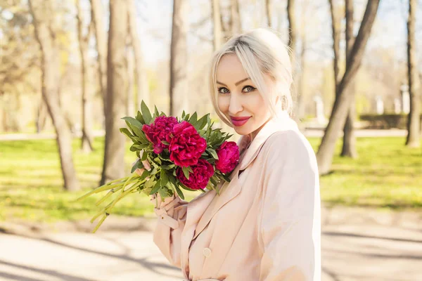 Mujer Linda Pelo Rubio Con Flores Aire Libre —  Fotos de Stock