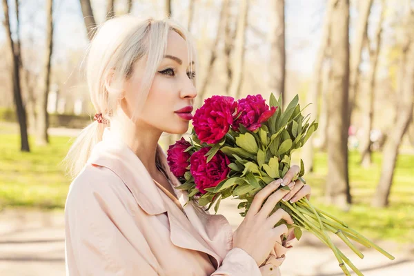 Mujer Perfecta Con Flores Aire Libre —  Fotos de Stock