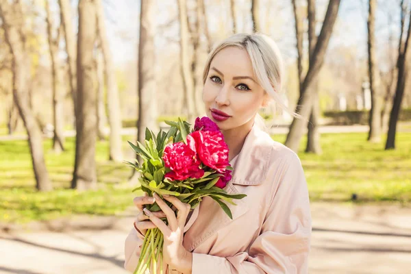 Mujer Rubia Alegre Con Ramo Flores Peonía Retrato Aire Libre —  Fotos de Stock