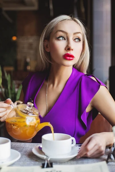 Hübsche Model Frau Trinkt Kräutertee Restaurant — Stockfoto