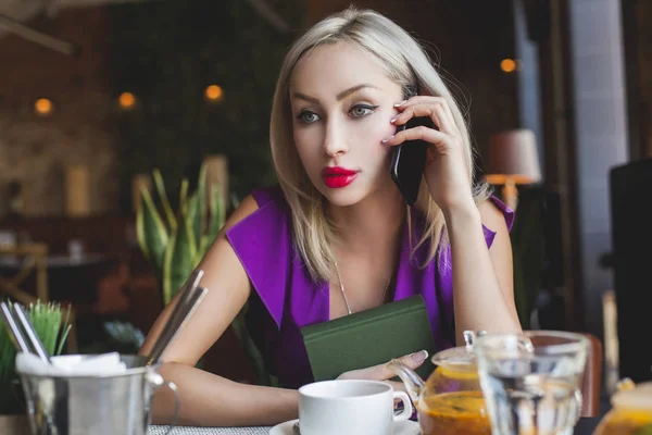 Mulher Bonito Conversando Com Smartphone Café — Fotografia de Stock