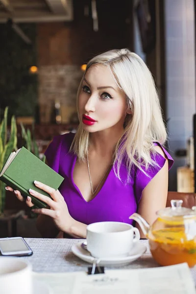 Mooie Vrouw Met Boek Restaurant — Stockfoto