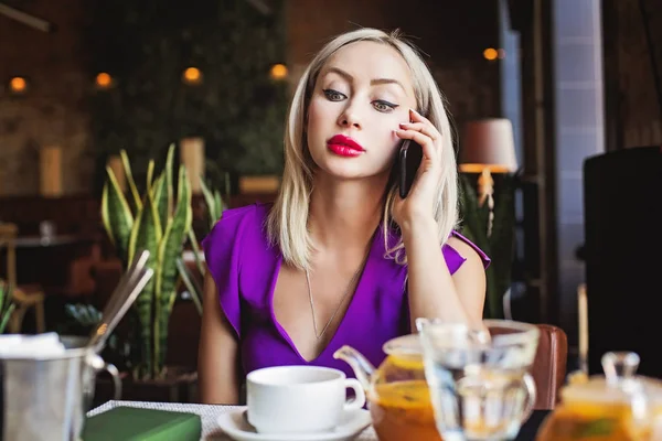 Mooie Vrouw Met Smartphone Restaurant — Stockfoto