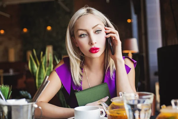 Jonge Vrouw Chatten Met Smartphone Restaurant — Stockfoto