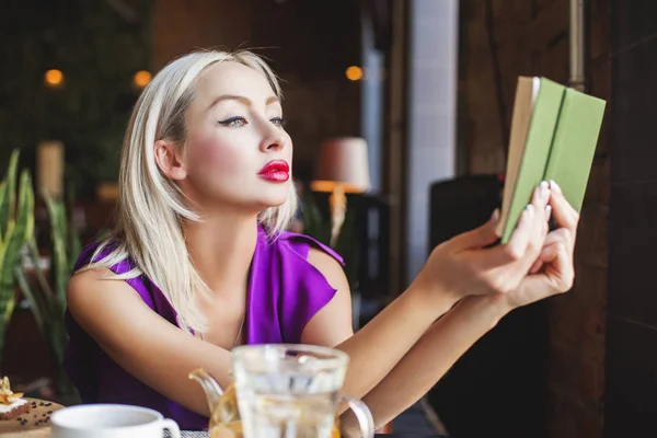 Mujer Rubia Leyendo Libro Sentado Restaurante — Foto de Stock