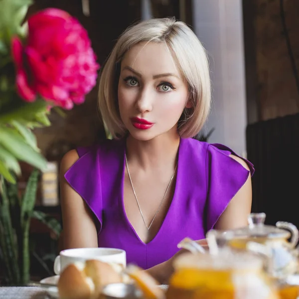 Mooie Blonde Vrouw Restaurant — Stockfoto