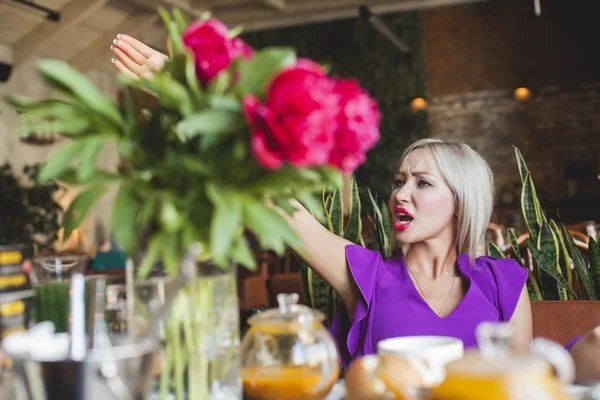 Frau Ruft Kellner Restaurant — Stockfoto