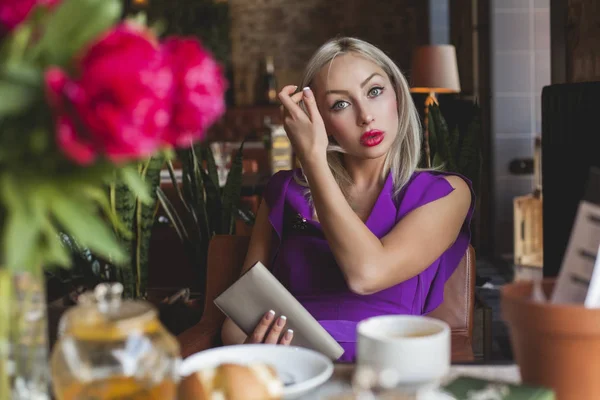 Vrouw Betalen Een Restaurant — Stockfoto