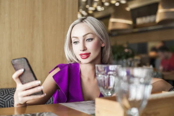 美しい女性 Wiith カフェで携帯電話 — ストック写真