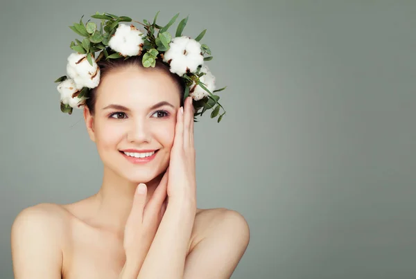 Gelukkig Jongedame Met Katoen Bloemen Groene Bladeren Banner Achtergrond Met — Stockfoto