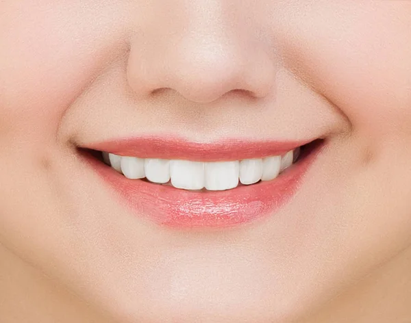 Vita Tänder Söt Kvinna Leende Närbild — Stockfoto