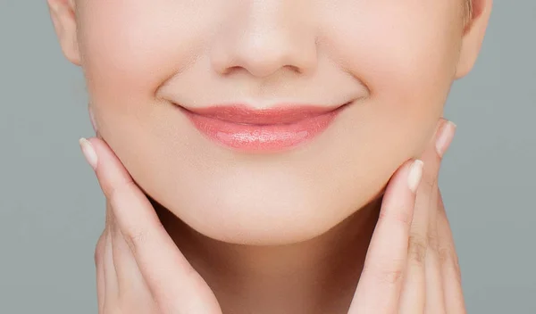 Hermosa Sonrisa Femenina Con Brillo Labios Natural Macro — Foto de Stock