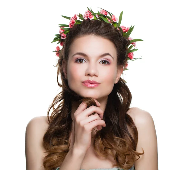 Jeune Femme Brune Isolée Sur Fond Blanc Coiffure Maquillage Fleurs — Photo