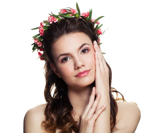 Jeune Femme Avec Coiffure Parfaite Maquillage Fleurs Isolés Sur Fond — Photo