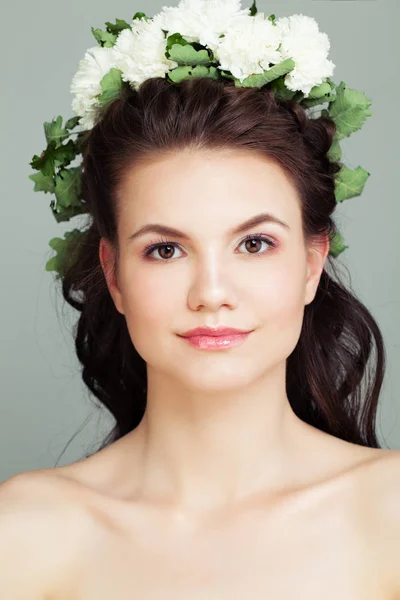 Női Modell Arc Vértes Aranyos Lány Virággal — Stock Fotó