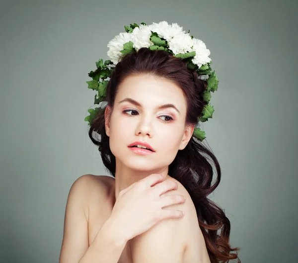 白色花和绿色叶子在头发的年轻女性模型 — 图库照片