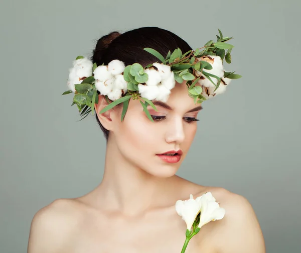 Jonge Spa Model Vrouw Met Heldere Huid Katoen Bloemen Groene — Stockfoto