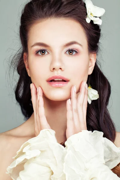 Retrato Moda Mujer Perfecta Joven Con Peinado Maquillaje Perfectos Cara — Foto de Stock