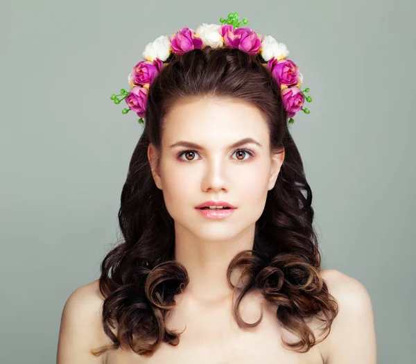 Hermosa Mujer Joven Modelo Moda Con Perfecto Maquillaje Natural Flores — Foto de Stock