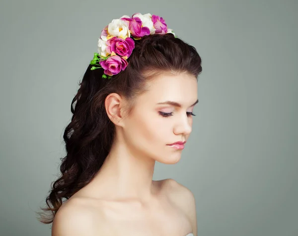 Piękna Młoda Kobieta Kwiatami Włosach — Zdjęcie stockowe