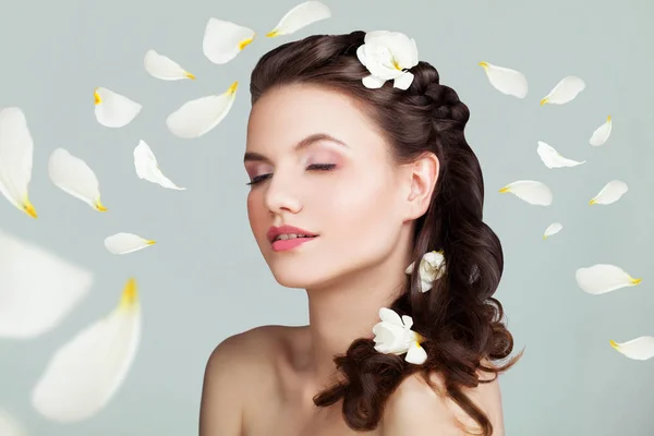 年轻健康的妇女与完美的发型 化妆和白玫瑰花瓣 快乐与纯洁概念 — 图库照片