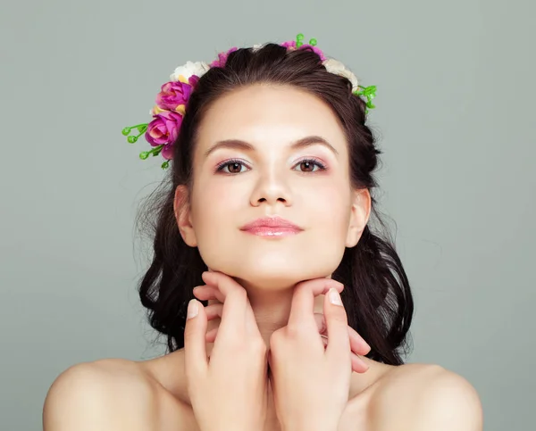 Jeune Femme Parfaite Avec Une Peau Claire Sur Fond Gris — Photo