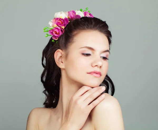 Happy Prom Girl Com Penteado Perfeito Maquiagem Isolada Fundo Branco — Fotografia de Stock