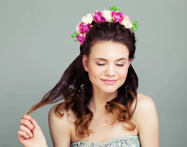 Mulher Bonito Com Penteado Perfeito Maquiagem Fundo Cinza Jovem Modelo — Fotografia de Stock