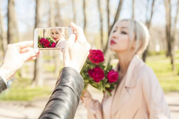 Fotografo Fare Foto Giovane Donna Sul Cellulare — Foto Stock