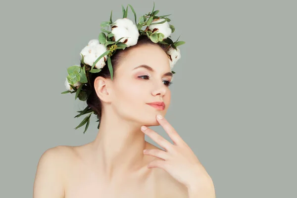 Spa Beauty Mujer Alegre Con Piel Sana Flores Algodón Blanco — Foto de Stock