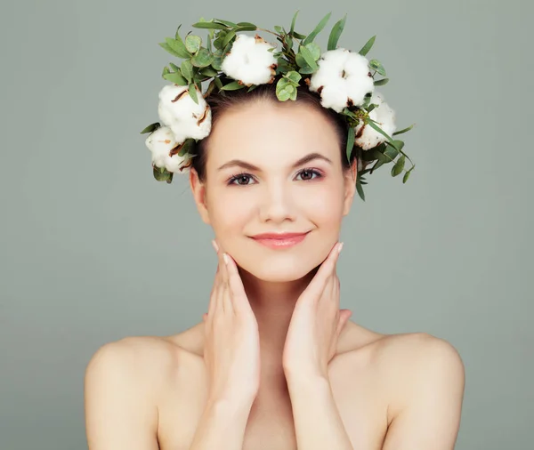 Lachende Vrouw Met Gezonde Huid Witte Katoen Bloemen Huidverzorging Gezichtsbehandeling — Stockfoto