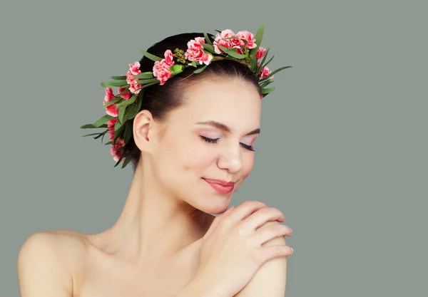 Söta Leende Kvinna Med Frisk Hud Och Blommor Grå Bakgrund — Stockfoto