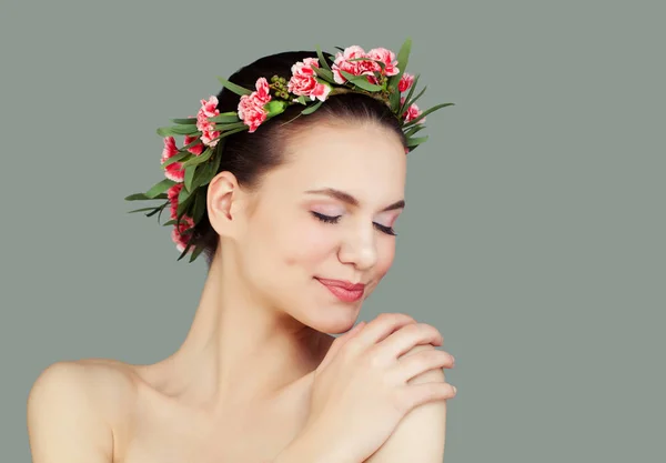 Schattige Lachende Vrouw Met Gezonde Huid Bloemen Grijze Achtergrond Spa — Stockfoto