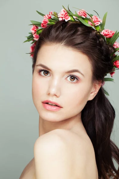 Belle Femme Avec Des Fleurs Sur Tête Gros Plan Portrait — Photo